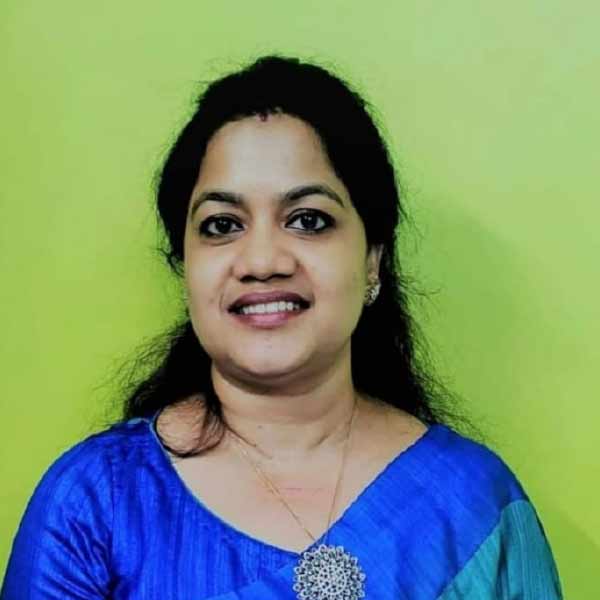 বর্ধমান পূর্ব আসনে নতুন মুখ নিয়ে এসেছেন মমতা। ওই আসনে প্রার্থী করা হয়েছে শর্মিলা সরকারকে। শর্মিলা পেশায় চিকিৎসক। এ বার তিনি রাজনীতির ময়দানে। 