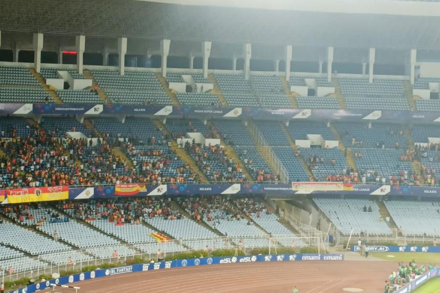 ম্যাচ শুরুর ঠিক আগে ইস্টবেঙ্গলের গ্যালারি।