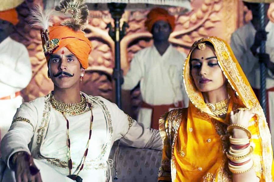 বলিপাড়া সূত্রে খবর, ‘সম্রাট পৃথ্বীরাজ’ ভারতীয় বক্স অফিসে লোকসানের মুখ দেখে। ছবিটি তৈরি করতে খরচ হয় আনুমানিক ২০০ কোটি টাকা। মুক্তির পর ভারতীয় বক্স অফিসে মাত্র ৮১ কোটি টাকার ব্যবসা করে ছবিটি।