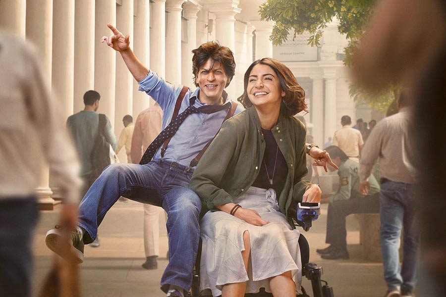 বলিপাড়া সূত্রে খবর, ‘জ়িরো’ ছবিটি তৈরি করতে মোট খরচ হয় ২০০ কোটি টাকা। তবে মুক্তির পর লক্ষ্মীর মুখ দেখতে পায়নি শাহরুখের ছবি। ভারতীয় বক্স অফিসে মাত্র ৮৮ কোটি টাকার ব্যবসা করে এই ছবি।