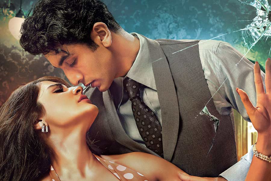 ২০১৫ সালে অনুরাগ কাশ্যপের পরিচালনায় প্রেক্ষাগৃহে মুক্তি পায় ‘বম্বে ভেলভেট’। রণবীর কপূর, অনুষ্কা শর্মা, কর্ণ জোহর, কেকে মেনন, ভিকি কৌশলের মতো একাধিক বলি তারকাকে এই ছবিতে অভিনয় করতে দেখা যায়।