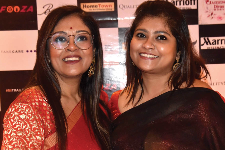  লুনা চট্টোপাধ্যায় এবং অনুশ্রীয়া পাল