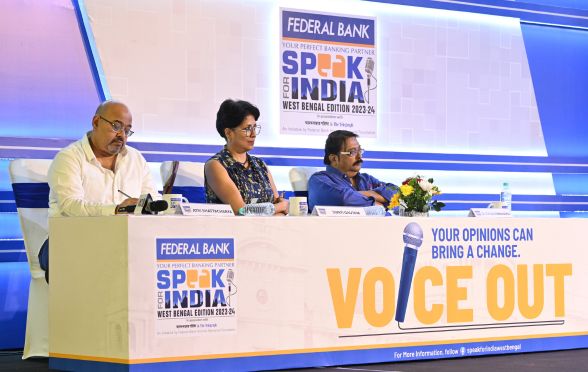 বাঁ দিক থেকে অত্রি ভট্টাচার্য, স্বাতী গৌতম এবং অশোক বিশ্বনাথন