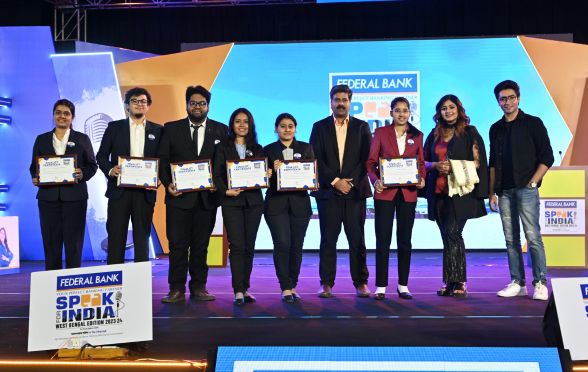 ফাইনালিস্টদের সঙ্গে অভিনেত্রী ঋতাভরী চক্রবর্তী ও অভিনেতা গৌরব চক্রবর্তী