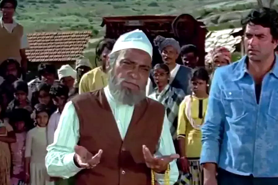 ‘শোলে’ ছবির রহিম চাচার কথা মনে পড়ে? চরিত্রের মুখে সেই বিখ্যাত সংলাপ, ‘ইতনা সন্নাটা কিউঁ হ্যায় ভাই?’ প্রায় চার দশক সিনেমাজগতের সঙ্গে যুক্ত থেকে ২২৫টি ছবিতে অভিনয় করেন একে হঙ্গল। কিন্তু এক সময় তাঁকে এমন আর্থিক পরিস্থিতির সম্মুখীন হতে হয়েছিল যে, অমিতাভ বচ্চন তাঁকে আর্থিক সাহায্য করেছিলেন।