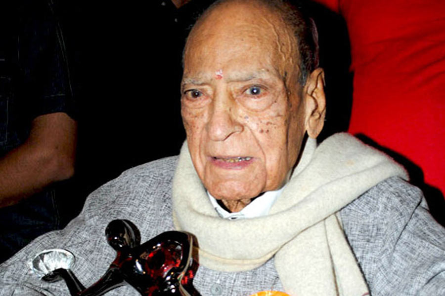 ১৯১৪ সালে জন্ম অবতার কিষণ হঙ্গলের। ইন্ডাস্ট্রিতে আসল নামের চেয়ে একে হঙ্গল নামে অধিক পরিচিত ছিলেন তিনি। বাবা-মা এবং দুই বোনের সঙ্গে থাকতেন তিনি।