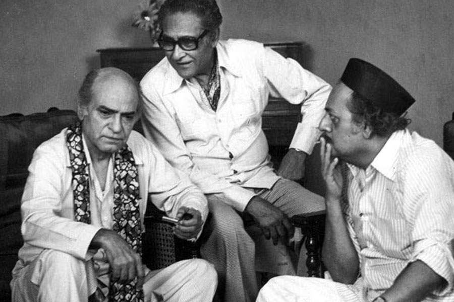 শৈশব থেকেই থিয়েটারের সঙ্গে যুক্ত ছিলেন অবতার। পাশাপাশি স্বাধীনতা আন্দোলনের সঙ্গেও যোগ ছিল তাঁর। ব্রিটিশদের বিরুদ্ধে বহু বার প্রতিবাদ করতে দেখা গিয়েছিল তাঁকে। উপার্জনের জন্য দর্জির কাজ করতেন তিনি।