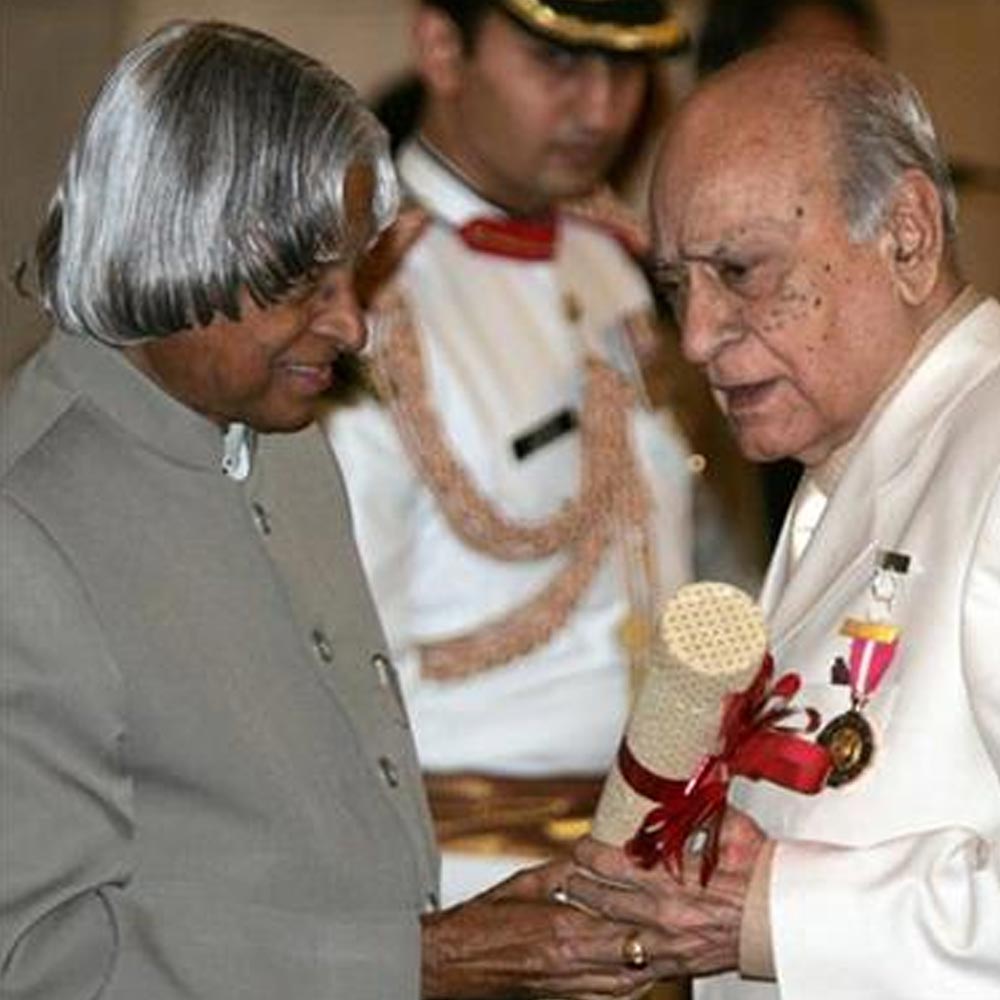 হিন্দি সিনেমাজগতে তাঁর অবদানের জন্য সরকারের তরফে পদ্মভূষণ পান অবতার। ২০১১ সালে মুম্বইয়ের একটি ফ্যাশন শোয়ে হুইলচেয়ারে বসে ফ্যাশন সরণিতে দেখা যায় তাঁকে।