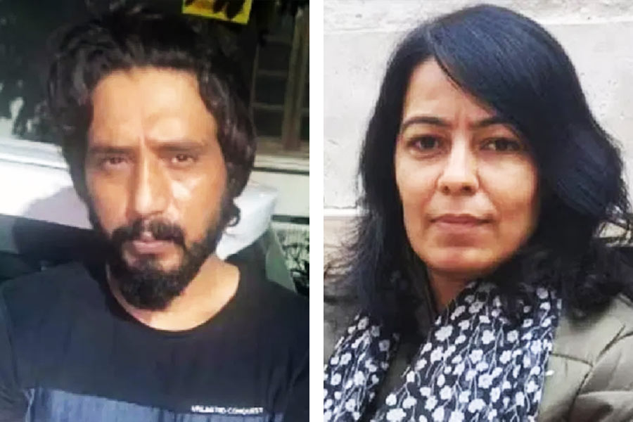 মঙ্গলবার দ্বারকার সেক্টর-৩ এলাকায় বসতে চলেছে হরিয়ানার গ্যাংস্টার সন্দীপ ওরফে ‘কালা জাথেদি’র বিয়ের আসর। পাত্রীও গ্যাংস্টার। নাম অনুরাধা চৌধরি। কঠোর নিরাপত্তা ব্যবস্থার মধ্যে গাঁটছড়া বাঁধতে চলেছেন সন্দীপ এবং অনুরাধা।