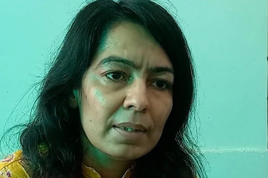 সন্দীপের দৌরাত্ম্য দিল্লি-হরিয়ানার বুকে হলেও অনুরাধা ‘রাজ’ করেন রাজস্থানে। তিনি ‘ম্যাডাম মিঞ্জ’ ওরফে ‘রাজস্থানের রিভলভার রানি’ ওরফে ‘লেডি ডন’ নামেও পরিচিত।