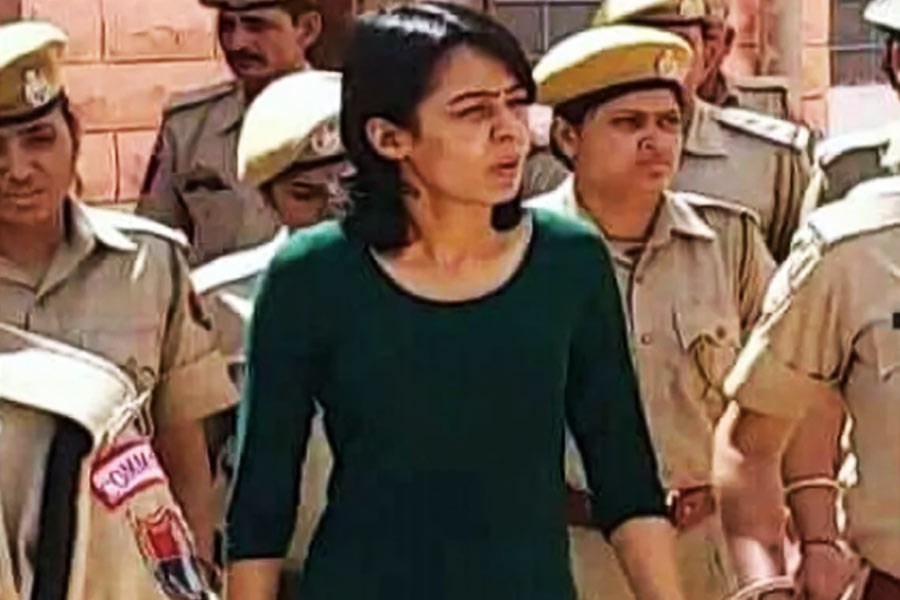 অপরাধ জগতের ‘মুকুটহীন সম্রাট’ সন্দীপের হবু স্ত্রী অনুরাধাও কম নন। অনুরাধার জন্ম রাজস্থানের সিকারের আলাফসার গ্রামে। মায়ের মৃত্যুর পর তাঁর বাবা তাঁকে বড় করেন। পড়াশোনা শেষ করে শেয়ার কেনাবেচায় মনোযোগ দেন অনুরাধা। ব্যবসাও পেতে বসেন। 