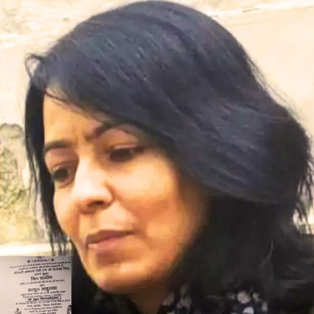 তবে অনুরাধার জীবনে শীঘ্রই সঙ্কট নেমে আসে। ব্যবসা করতে গিয়ে কোটি টাকার ঋণে ডুবে যান। শোনা যায়, ব্যবসায়িক অংশীদারদের বিশ্বাসঘাতকার কারণেই ক্ষতির মুখে পড়েন অনুরাধা।