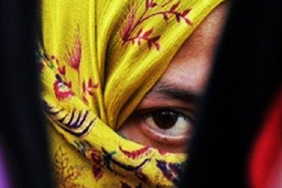 ঋণের বোঝা সামলাতে রাজস্থানের গ্যাংস্টার আনন্দপালের আশ্রয় নেন অনুরাধা। তার সঙ্গে কাজ করাও শুরু করেন। এই ভাবে অপরাধ জগতে পা পড়ে অনুরাধার।