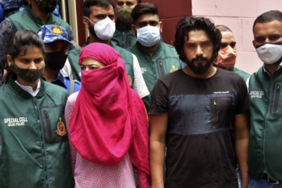 বিভিন্ন অপরাধের অভিযোগে পুলিশের ‘ওয়ান্টেড’ তালিকায় তখনই নাম ছিল সন্দীপের। পুলিশের হাত থেকে পালিয়ে বেড়াচ্ছিলেন তিনি। 