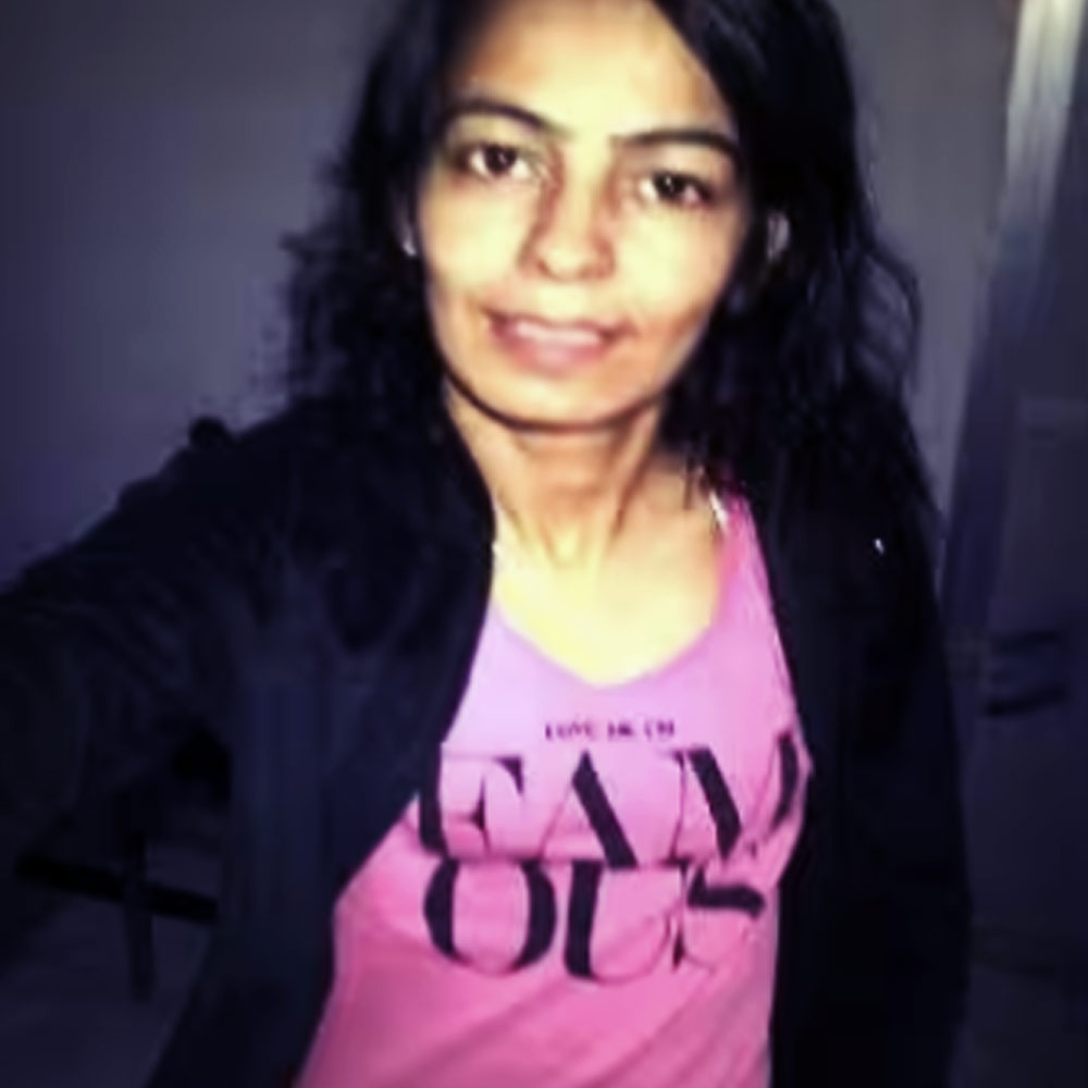 অন্য দিকে, গ্যাংস্টার রাজু বাসৌদির হাত থেকে বাঁচতে অনুরাধাও তখন পালিয়ে বেড়াচ্ছিলেন।