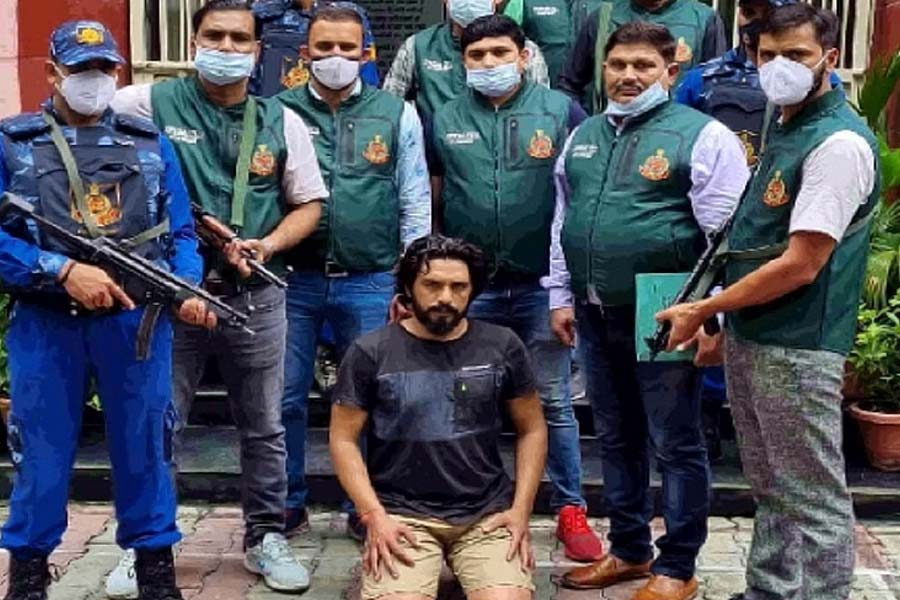 সন্দীপ এবং অনুরাধার প্রেমকাহিনিতে ব্যাঘাত ঘটলেও প্রেমে ছেদ পড়েনি। দুই গ্যাংস্টারের অনুগামীরা জেলের মধ্যেও তাঁদের প্রেম চলতে থাকার বন্দোবস্ত করে দিয়েছিলেন বলে শোনা যায়। প্রায় চার বছর প্রেমপর্ব সেরে এ বার বিয়ে করার সিদ্ধান্ত নিল গ্যাংস্টার যুগল।