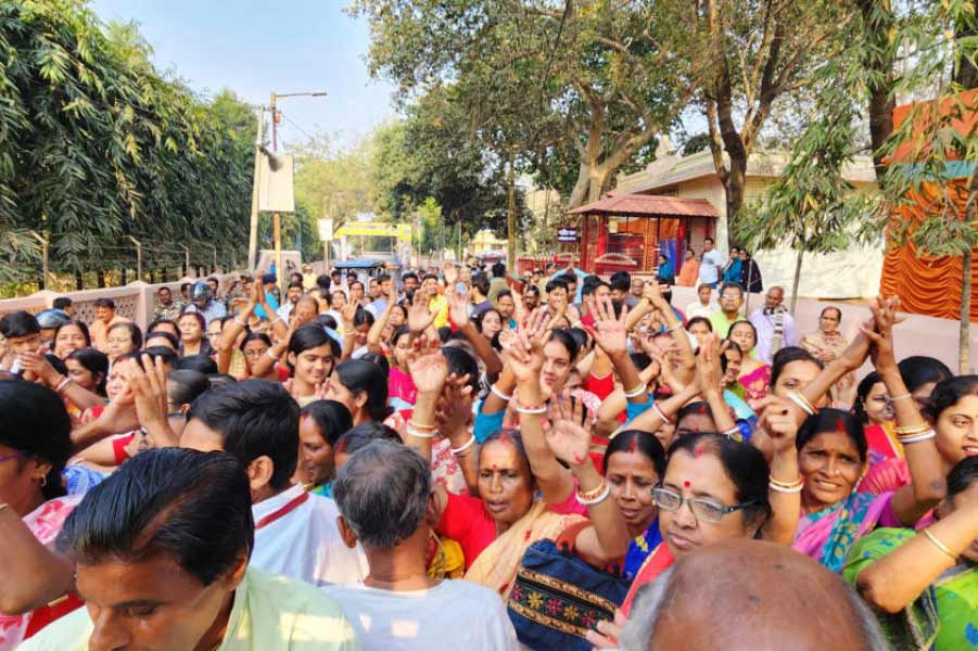 ভক্তদের ভিড় কামারপুকুর রামকৃষ্ণ মঠে। মঙ্গলবার।