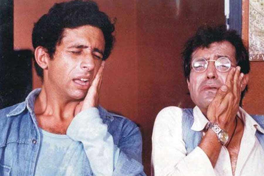 The bollywood film Jaane Bhi Do Yaaro had low budget, camera was stolen from set, actress wore her own clothes