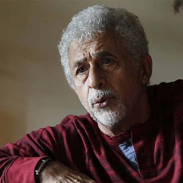 The bollywood film Jaane Bhi Do Yaaro had low budget, camera was stolen from set, actress wore her own clothes