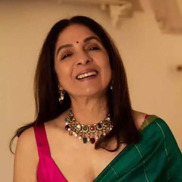 The bollywood film Jaane Bhi Do Yaaro had low budget, camera was stolen from set, actress wore her own clothes