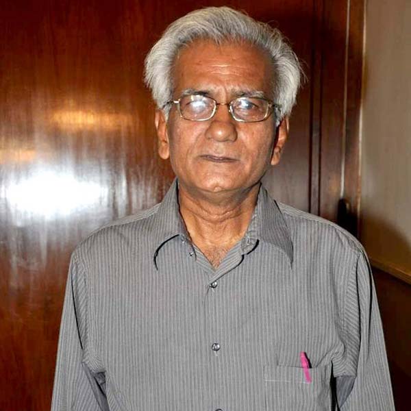 The bollywood film Jaane Bhi Do Yaaro had low budget, camera was stolen from set, actress wore her own clothes