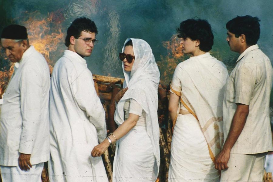 image of rahul gandhi and sonia 