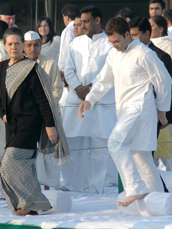 image of rahul gandhi and sonia