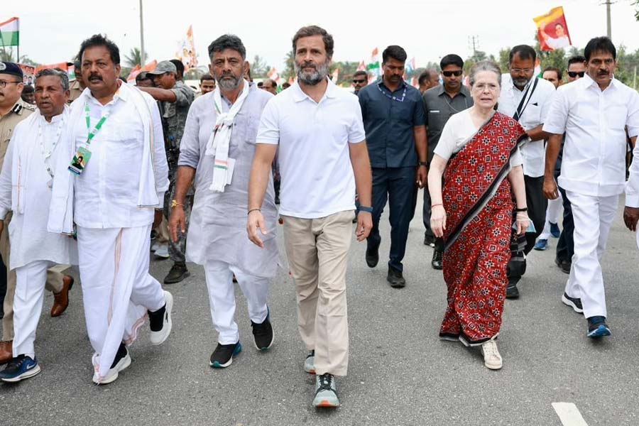 image of rahul gandhi and sonia 