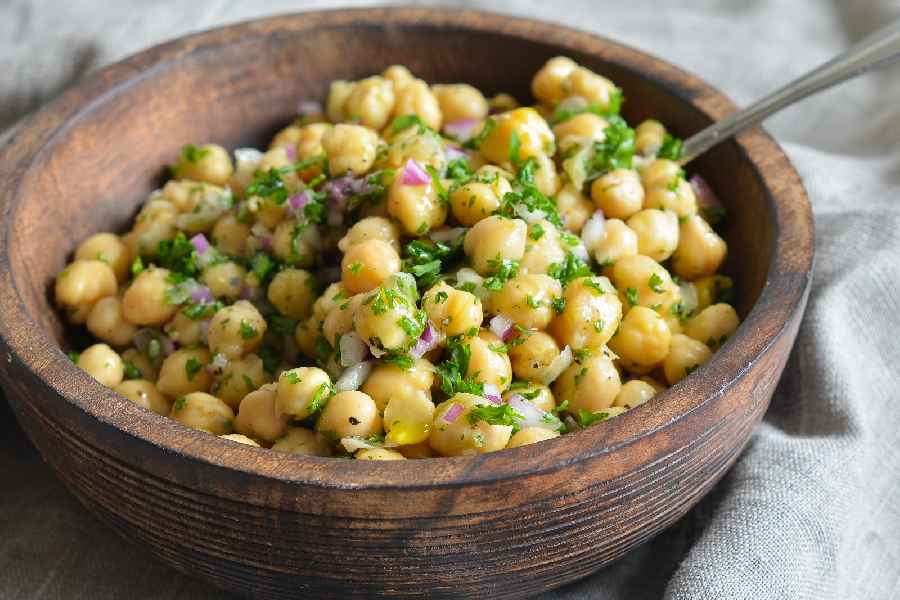 Raw Garlic and Chickpea Salad can help reduce weight faster