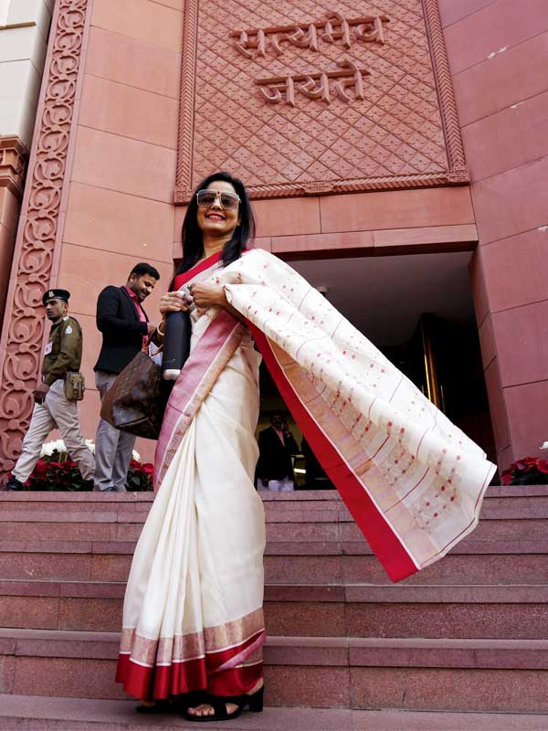 সাম্প্রতিক অতীতে লোকসভায় সবচেয়ে চর্চিত নাম মহুয়া মৈত্র। তিনি কৃষ্ণনগরের বহিষ্কৃত তৃণমূল সাংসদ। গত ৮ ডিসেম্বর লোকসভায় মহুয়ার সদস্যপদ বাতিল করা হয়েছে।