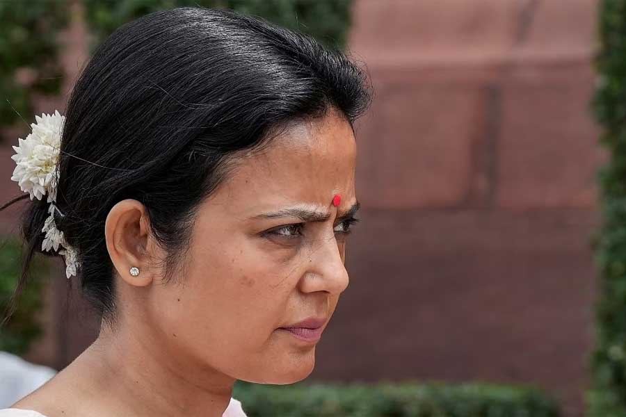 ‘ঘুষ’ নিয়ে সংসদে প্রশ্ন করার অভিযোগ উঠেছে মহুয়ার বিরুদ্ধে। প্রথমে অস্বীকার করলেও পরে মহুয়া স্বীকার করেন, তিনি জনৈক ব্যবসায়ীকে সংসদের ওয়েবসাইটে তাঁর অ্যাকাউন্টের লগ ইন আইডি এবং পাসওয়ার্ড দিয়েছিলেন। তাঁর কাছ থেকে কিছু উপহারও গ্রহণ করেছেন। তবে ‘বন্ধু’ হিসাবেই সে সব উপহার নিয়েছেন।