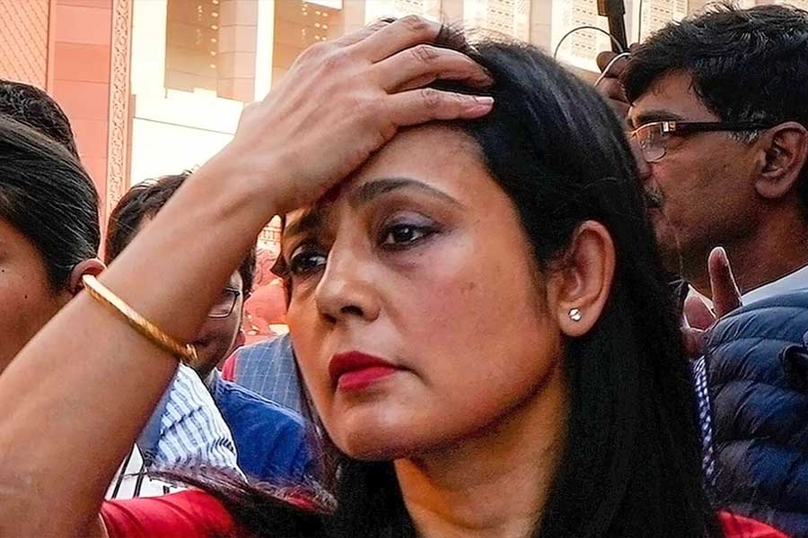 লোকসভার এথিক্স কমিটি তদন্তের পর মহুয়ার সাংসদ পদ খারিজ করার প্রস্তাব দেয়। সেই প্রস্তাব নিয়ে সংসদে ভোটাভুটিও হয়। প্রত্যাশিত ভাবেই খারিজ হয়ে যায় মহুয়ার সাংসদের পদ। লোকসভা থেকে তাঁকে বহিষ্কার করেন স্পিকার।