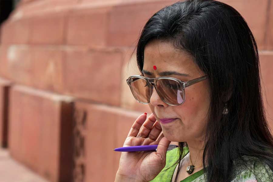 ৪৯ বছরের মহুয়া রাজনীতিতে খুব বেশি ‘প্রবীণ’ নন। কংগ্রেসের হাত ধরে তাঁর রাজনীতিতে পদার্পণ। তাঁর রাজনৈতিক জীবনের শুরুতে জড়িয়ে রয়েছে কংগ্রেস নেতা রাহুল গান্ধীর নাম।