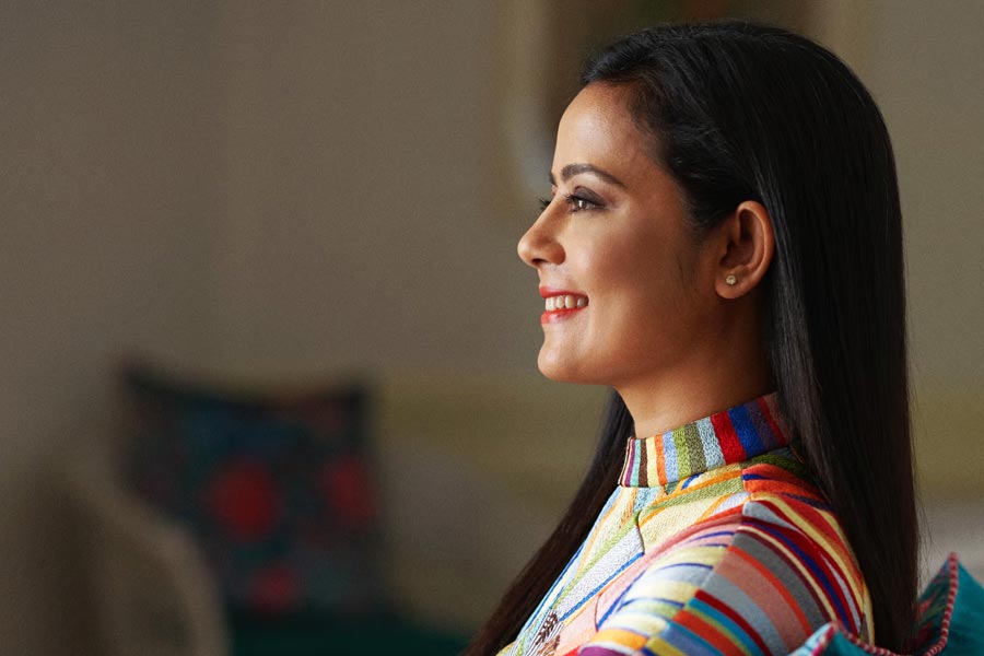 পড়াশোনা শেষ করে মহুয়া নিউ ইয়র্ক এবং লন্ডনে ইনভেস্টমেন্ট ব্যাঙ্কার হিসাবে কাজ করেছেন। ২০০৯ সালে সেই কেরিয়ার ছেড়ে রাজনীতিতে আসেন। যোগ দেন জাতীয় কংগ্রেসের যুব সংগঠন ‘ইন্ডিয়ান ইউথ কংগ্রেস’-এ।