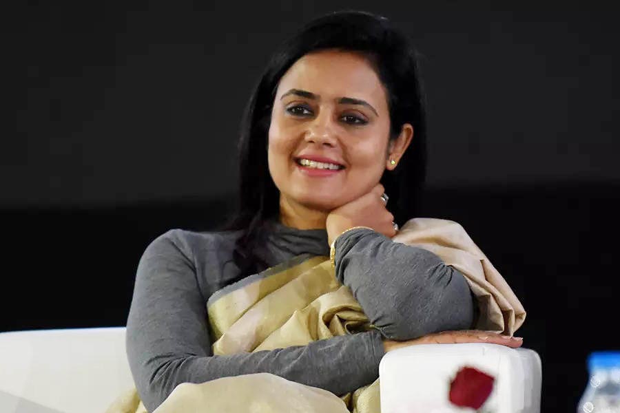 সেই সময়ে রাহুলের নেতৃত্বে ‘আম আদমি কা সিপাহি’ নামের একটি কর্মসূচি শুরু করেছিল কংগ্রেস। মহুয়া সক্রিয় ভাবে তাতে অংশ নিয়েছিলেন। সেই তাঁর ‘সক্রিয়’ রাজনীতিতে প্রবেশ। তবে মহুয়ার বরাবরই লক্ষ্য ছিল পরিষদীয় বা সংসদীয় রাজনীতিতে আসার।