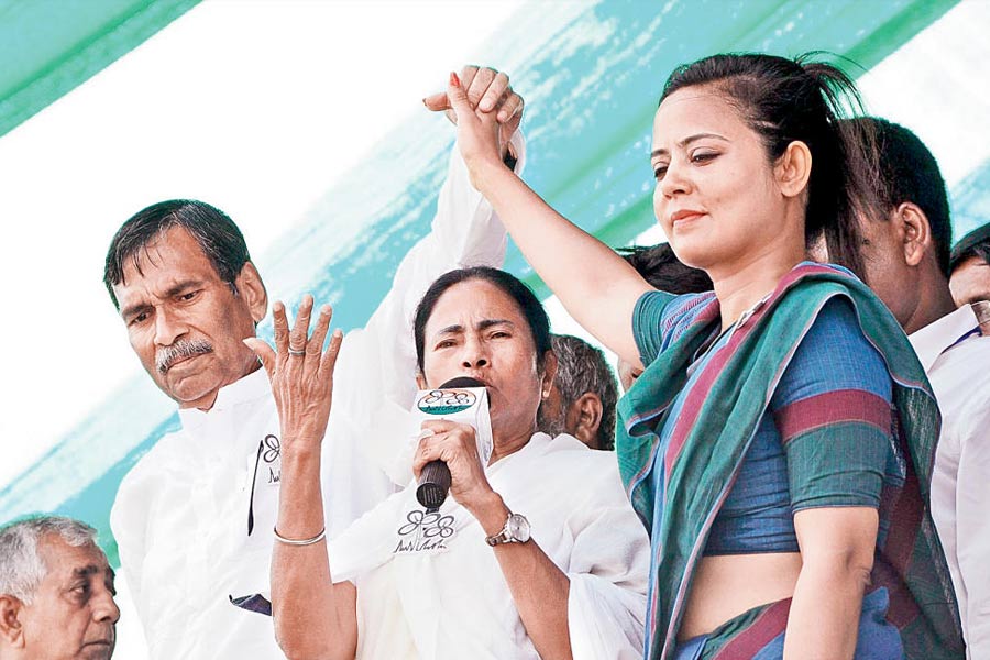 ২০১০ সালে কংগ্রেস ছেড়ে মহুয়া তৃণমূলে যোগ দেন। ২০১৬-র বিধানসভা নির্বাচনে জয়ী হয়ে নদিয়ার করিমপুরের বিধায়ক হন। ২০১৯ সালে কৃষ্ণনগর লোকসভা কেন্দ্রে তাঁকে টিকিট দেন মমতা বন্দ্যোপাধ্যায়।