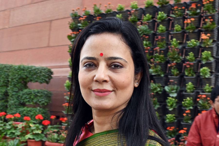 কৃষ্ণনগরের সাংসদ হওয়ার পর থেকেই ধীরে ধীরে জাতীয় রাজনীতির শিরোনামে আসতে শুরু করে মহুয়ার নাম। সংসদে ভাষণ, কড়া ভাষায় কেন্দ্রকে আক্রমণ, সমালোচনা, যুক্তির পিঠে পাল্টা যুক্তি সাজিয়ে  মহুয়ার একের পর এক বক্তৃতা নজর কাড়ে। তবে একই সঙ্গে তাঁর বিরোধিতাও বাড়তে থাকে।