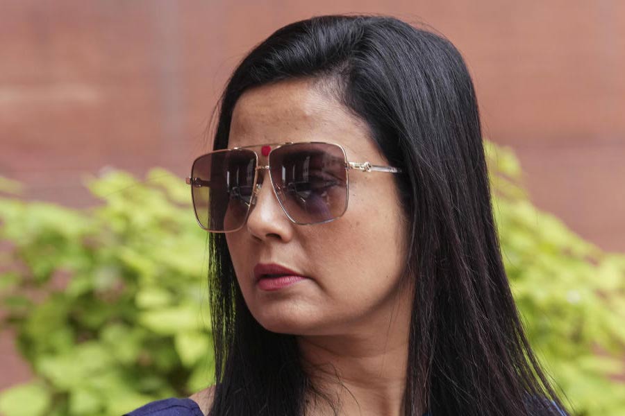 ২০১৭ সালের ১০ জানুয়ারি তৎকালীন বিজেপি সাংসদ বাবুল সুপ্রিয়ের বিরুদ্ধে মামলা করেছিলেন মহুয়া। একটি চ্যানেলে সম্মানহানির অভিযোগ তুলেছিলেন বাবুলের বিরুদ্ধে। পরে কলকাতা হাই কোর্টে সেই মামলা খারিজ হয়ে যায়।