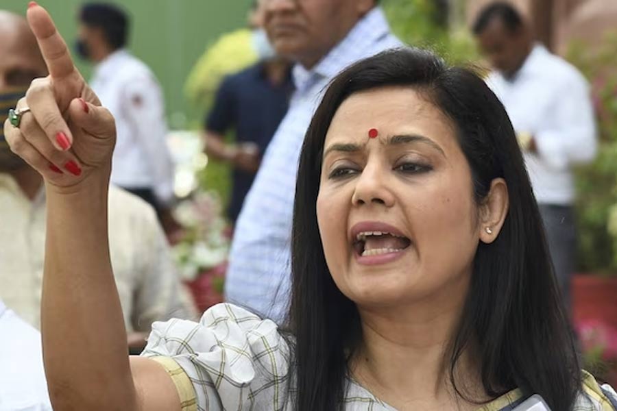 তার কিছু দিনের মধ্যেই মহুয়া-সহ তৃণমূলের একাধিক নেতাকে পাল্টা মানহানির নোটিস পাঠিয়েছিলেন বাবুল। অভিযোগ, রোজভ্যালিকাণ্ডে তাঁর নাম জড়িয়ে অবমাননাকর মন্তব্য করা।