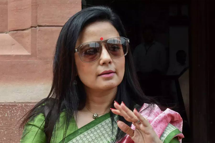 ২০২০ সালের একটি বিতর্ক মহুয়াকে জাতীয় স্তরের সঙ্গে সঙ্গে রাজ্য স্তরেও আলোচিত করেছিল। সাংবাদিকদের উদ্দেশে অবমাননাকর মন্তব্যের অভিযোগ উঠেছিল কৃষ্ণনগরের তৎকালীন সাংসদের বিরুদ্ধে। সংবাদমাধ্যমের প্রতিনিধিদের ‘দু’পয়সার সাংবাদিক’ বলে কটাক্ষ করেছিলেন তিনি। যদিও সেই বিতর্কও মহুয়াকে দমাতে পারেনি। তিনি ওই মন্তব্যের জন্য পরে দুঃখপ্রকাশ করেছেন বলেও শোনা যায়নি।