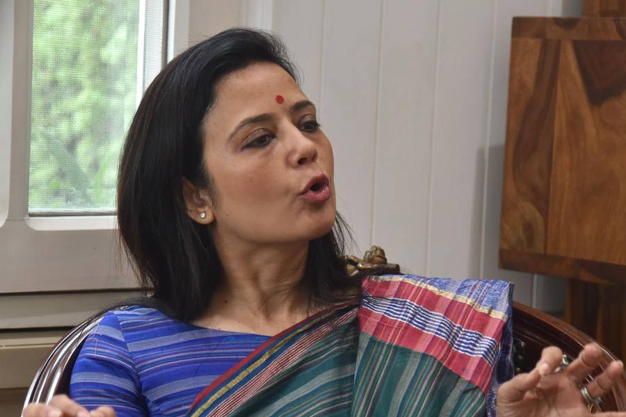 নিজের অবস্থানে অনড় থেকেছেন মহুয়া। সংবাদমাধ্যমের একাংশ তাঁকে ‘বয়কট’ও করেছিল। এমনকি, এই বিতর্কে তাঁর দলও মহুয়ার সঙ্গে কিছুটা দূরত্ব তৈরি করেছিল।