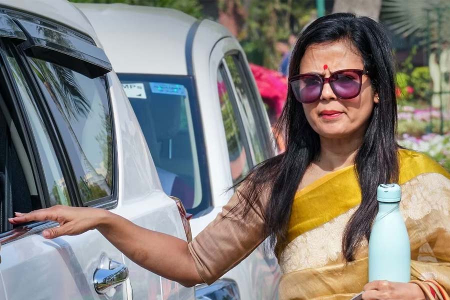 একটি সিনেমার পোস্টারে মা কালীর ধূমপানের দৃশ্য চিত্রিত হয়েছিল। যা নিয়ে বিভিন্ন মহলে আলোচনা, সমালোচনা চলছিল। মহুয়া একটি অনুষ্ঠানে বলেন, ‘‘আমার কাছে মা কালী এমন এক দেবী, যিনি মদ-মাংস খান। প্রত্যেকের নিজেদের মতো করে দেব-দেবীকে কল্পনা করার অধিকার রয়েছে। কোথাও দেবতাকে হুইস্কি খেতে দেওয়া হয়, কোথাও আবার সেটাই ধর্মবিরোধিতা।’’