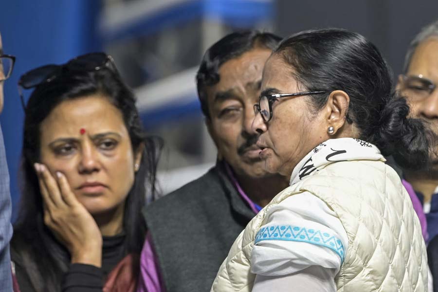 মহুয়ার ওই মন্তব্য আলোড়ন তৈরি করে বিভিন্ন মহলে। বিতর্কের মুখে সাংসদের পাশে দাঁড়ায়নি তাঁর দল তৃণমূলও। দলের তরফে বলা হয়, ‘‘মা কালীকে নিয়ে মহুয়া ব্যক্তিগত মতামত জানিয়েছেন। দল তা অনুমোদন করে না।”