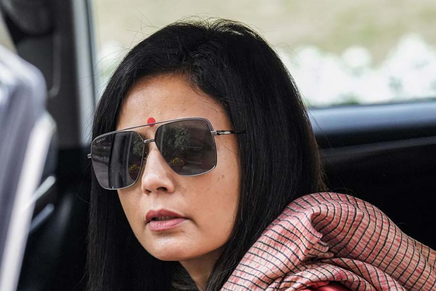 কালী-বিতর্কে মহুয়ার বিরুদ্ধে পশ্চিমবঙ্গে একাধিক থানায় অভিযোগ দায়ের করা হয়েছিল। পাশাপাশি, মধ্যপ্রদেশের ভোপালের থানাতেও তাঁর বিরুদ্ধে দায়ের করা হয়েছিল অভিযোগ।