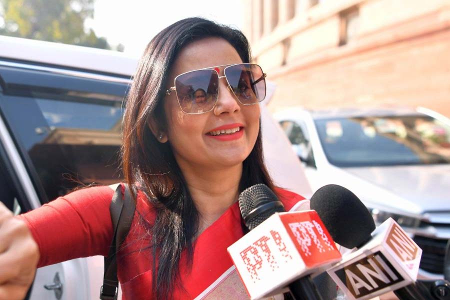 শুধু সাংবাদিক বা কালী-বিতর্কই নয়, কেন্দ্রীয় সরকারকে ‘ফ্যাসিস্ট’ বলা থেকে শুরু করে বিচারব্যবস্থার সমালোচনা, বার বার বিতর্কের শিরোনামে উঠে এসেছে মহুয়ার নাম।