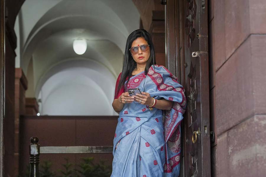 বিতর্কের সেই তালিকায় সাম্প্রতিক সংযোজন ‘প্রশ্নঘুষ’কাণ্ড। যার সঙ্গে জড়িয়ে আছে মহুয়ার প্রাক্তন বান্ধবের নামও। আইনজীবী জয় অনন্ত দেহাদ্রাইয়ের সঙ্গে একসময় মহুয়ার সম্পর্ক ছিল। সেই জয়ই মহুয়ার বিরুদ্ধে আর্থিক তছরুপের অভিযোগ তোলেন।