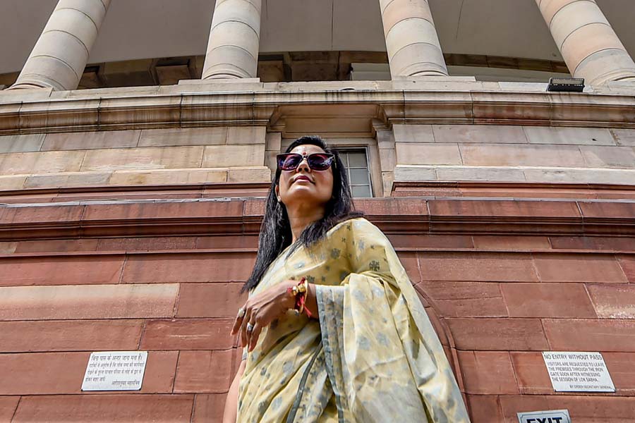 সংসদে মহুয়ার নিশানায় প্রায়শই উঠে এসেছে আদানি প্রসঙ্গ এবং কেন্দ্রের মোদী সরকারের সঙ্গে এই গোষ্ঠীর ‘ঘনিষ্ঠতা’র কথা।  মহুয়ার প্রাক্তন বান্ধব জয়ের অভিযোগ ছিল, আদানিদের প্রতিপক্ষ ব্যবসায়িক গোষ্ঠীর প্রধান দর্শন হিরানন্দানির থেকে ‘ঘুষ’ নিয়েছেন মহুয়া। পরিবর্তে সংসদে আদানি-বিরোধী প্রশ্ন করে গিয়েছেন দিনের পর দিন।