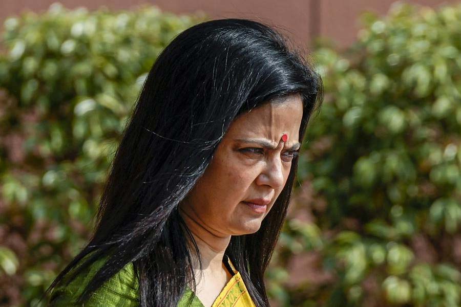 হিরানন্দানি এই অভিযোগ লিখিত ভাবে স্বীকার করে নেন। জানান, মহুয়া নিজের সংসদ-অ্যাকাউন্টের লগ-ইন তথ্য তাঁকে দিয়ে দিয়েছিলেন। মহুয়ার হয়ে তিনি নিজেই ওয়েবসাইটে বিভিন্ন প্রশ্ন পোস্ট করতেন।