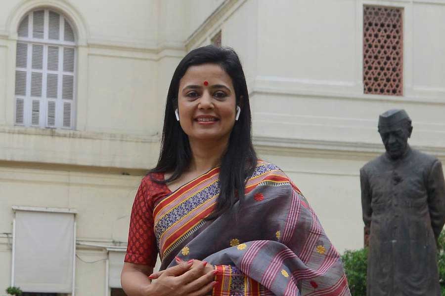 গত ৯ নভেম্বর লোকসভা থেকে মহুয়াকে বহিষ্কারের সুপারিশ করে এথিক্স কমিটি। পরে ৮ ডিসেম্বর ভোটাভুটির পর স্পিকার তাঁর সাংসদ পদ খারিজ করে দেন। তৃণমূলের দাবি ছিল, মহুয়ার বিরুদ্ধে শাস্তি ঘোষণার আগে তাঁকে সংসদে কিছু বলতে দেওয়া হোক। কিন্তু শেষ দিন সেই সুযোগ আর পাননি মহুয়া।