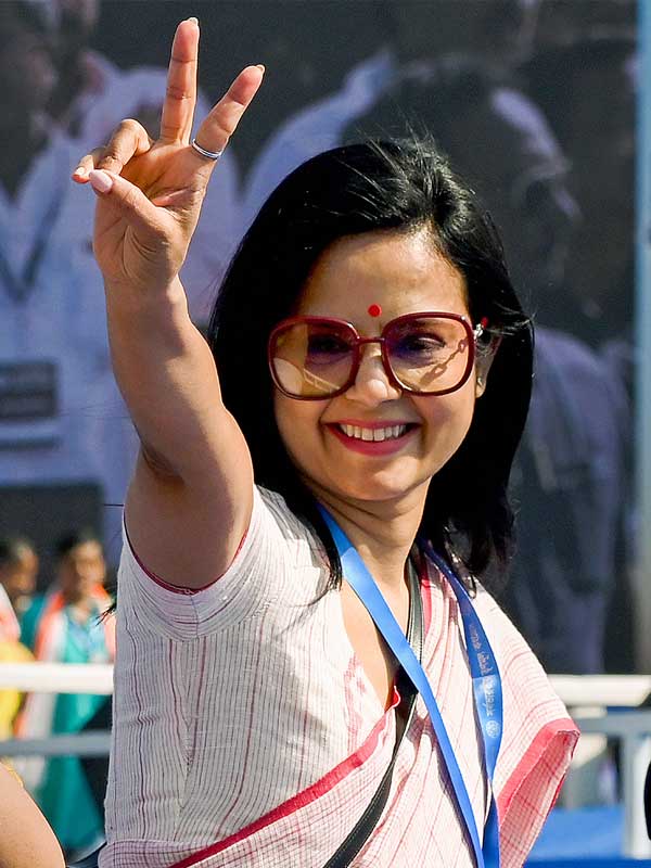 ‘প্রশ্নঘুষ’কাণ্ড এবং সাংসদ পদ খারিজের এই পর্বে খানিকটা বিলম্বে হলেও মহুয়ার পাশে দাঁড়িয়েছিল তৃণমূল। আসন্ন লোকসভা নির্বাচনে আবার তাঁর উপরেই ভরসা রেখেছেন দলনেত্রী মমতা। কৃষ্ণনগর থেকে আবার তাঁকে প্রার্থী করা হয়েছে। জিতলে হারানো সাংসদ পদ আবার অর্জন করতে পারবেন মহুয়া। হেরে গেলে তাঁর রাজনৈতিক ভবিষ্যতের দিকে নজর থাকবে গোটা দেশের।